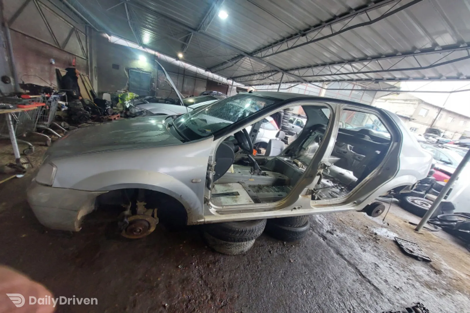 Far dreapta Dacia Logan  [2004 - 2008] Sedan 1.4 MT (75 hp)