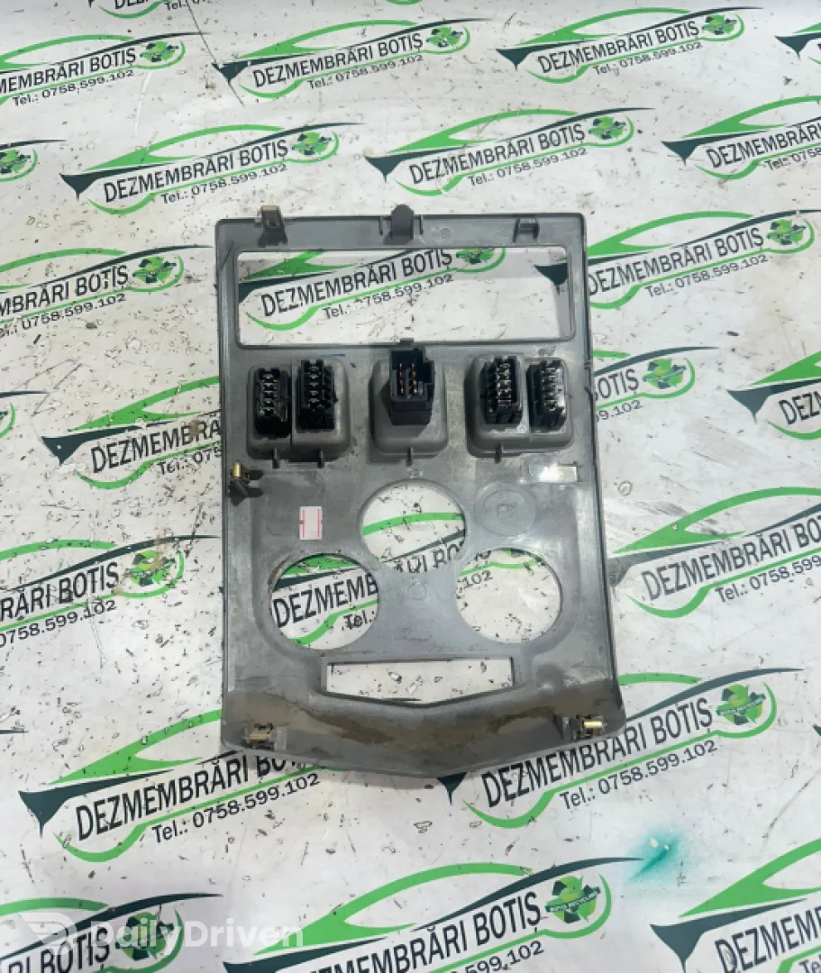 Consola centrala Dacia Logan  [2004 - 2008] Sedan 1.5dci MT (65hp)