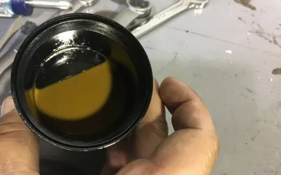 Miros de benzină în uleiul de motor: cauze, simptome și soluții