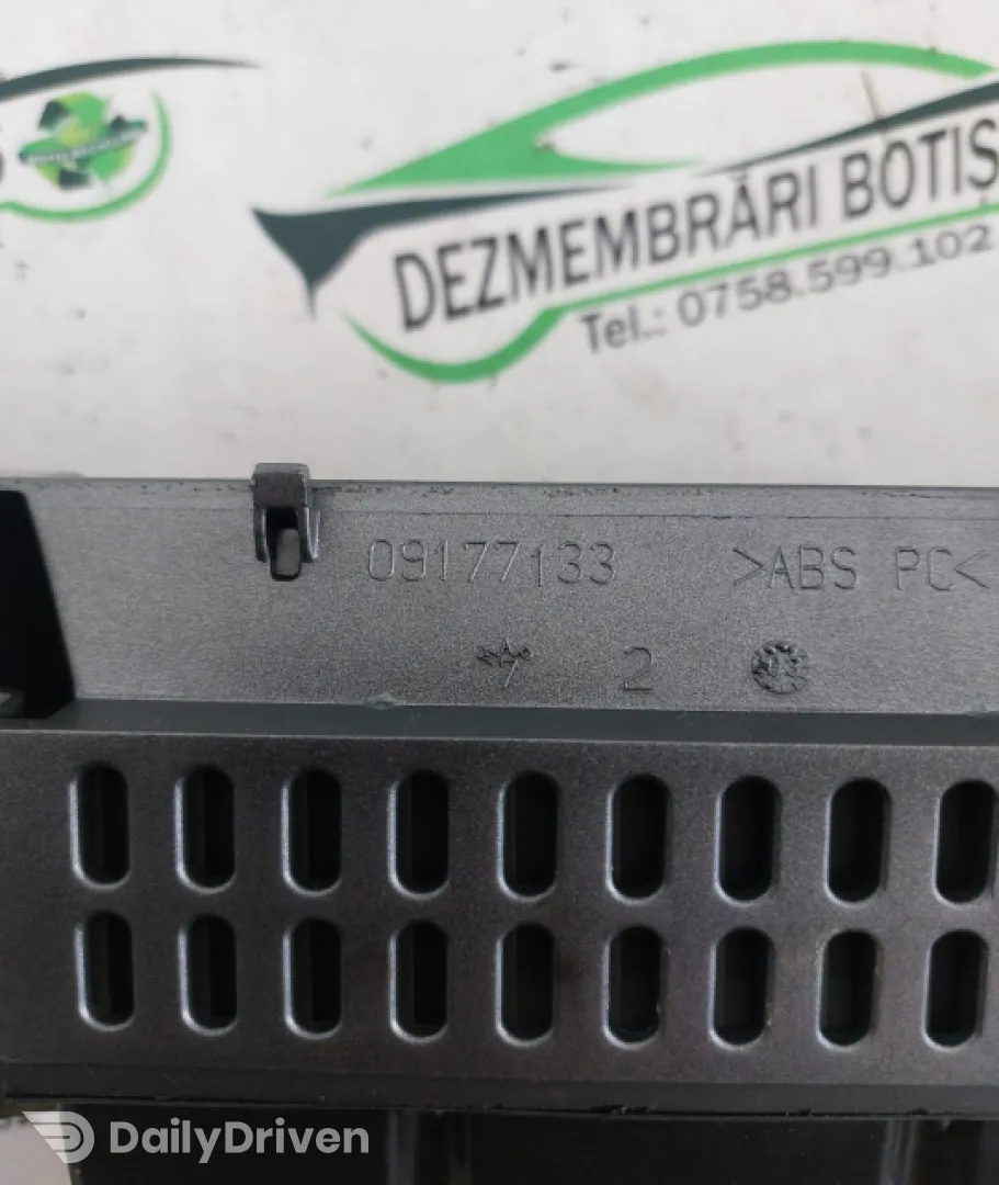 Grila ventilatie bord centru 09177133 Opel Vectra C [2002 - 2005] Sedan 4-usi 2.0 DTI MT (101 hp)
