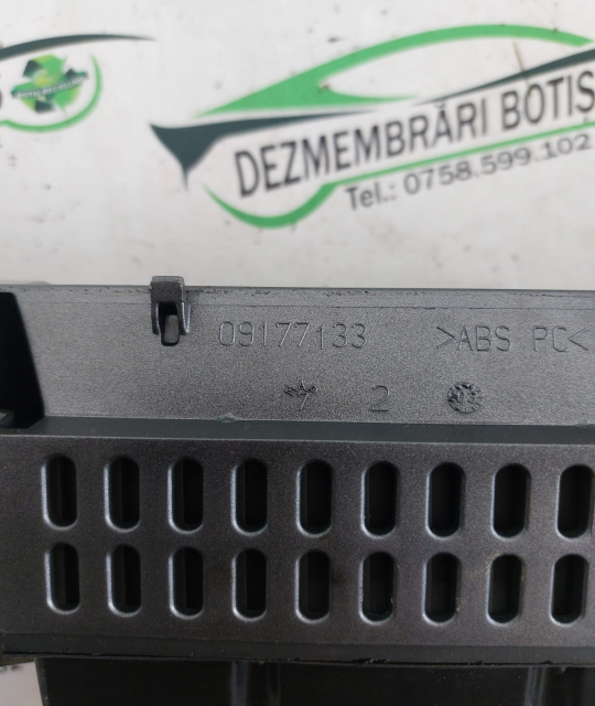 Grila ventilatie bord centru 09177133 Opel Vectra C [2002 - 2005] Sedan 4-usi 2.0 DTI MT (101 hp)