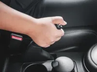 Diferența între frana de mână și frana de urgență: sunt același sistem?