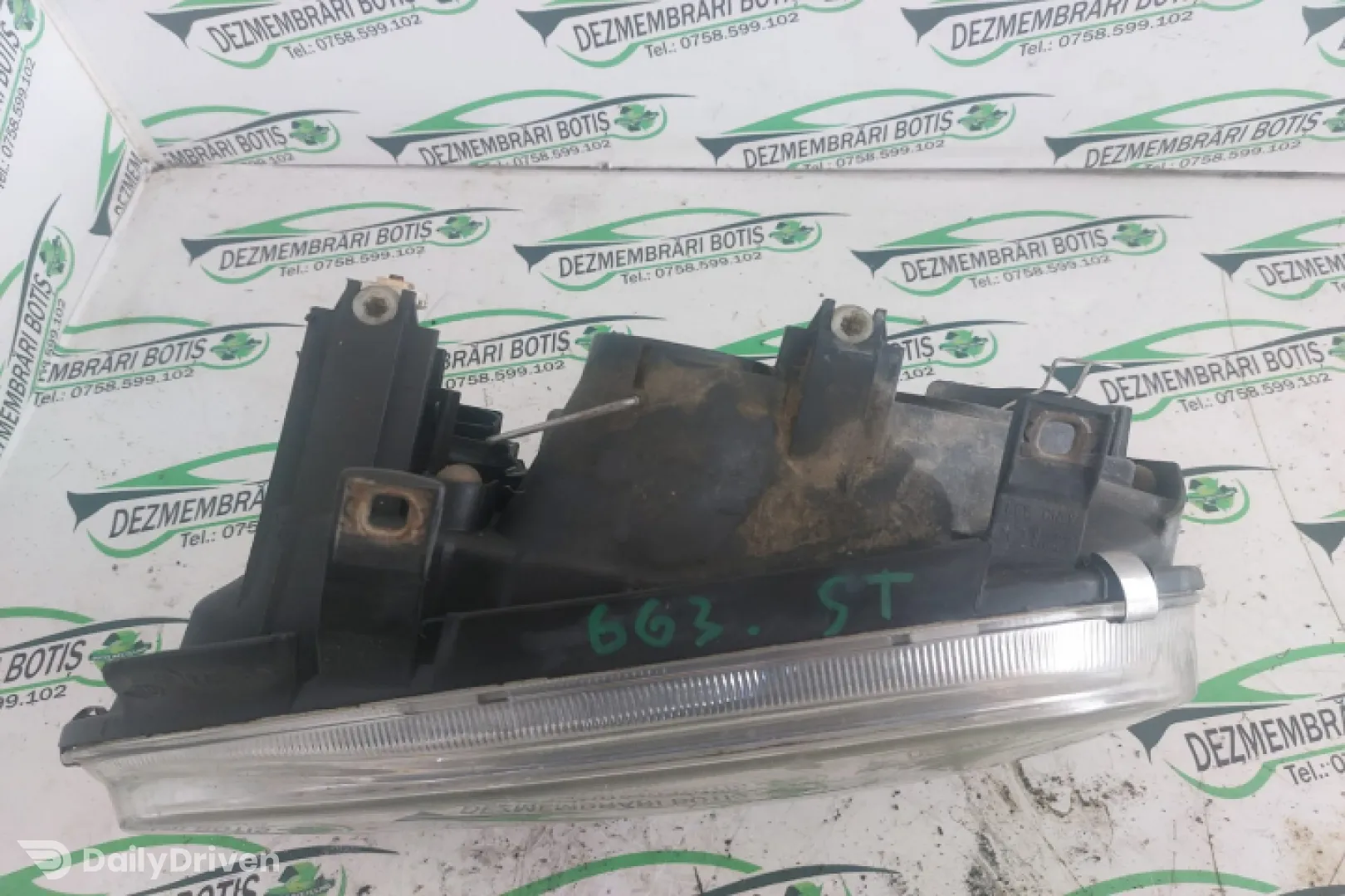 Far stanga Volkswagen VW Golf 4 [1997 - 2006] Hatchback 5-usi 1.4 MT (75 hp)