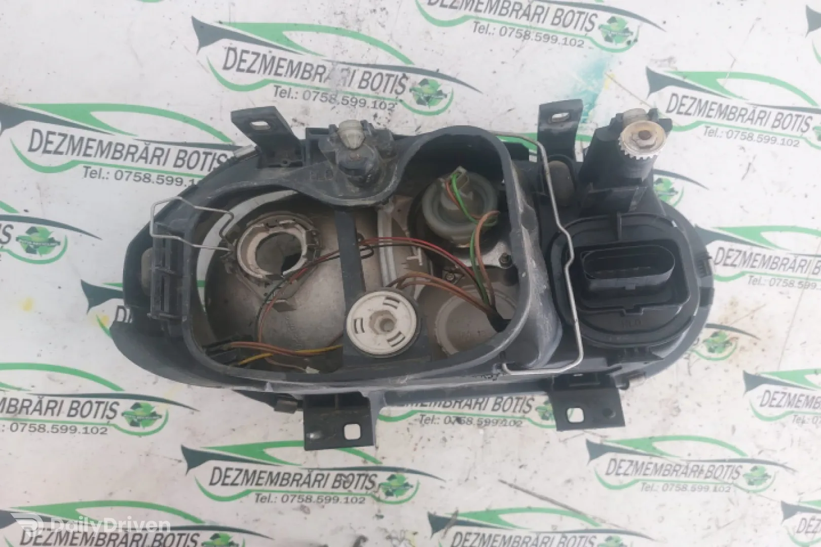 Far stanga Volkswagen VW Golf 4 [1997 - 2006] Hatchback 5-usi 1.4 MT (75 hp)