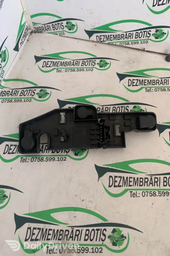Soclu becuri lampa stop pe aripa stanga Dacia Logan  [2004 - 2008] Sedan 1.5dci MT (65hp)
