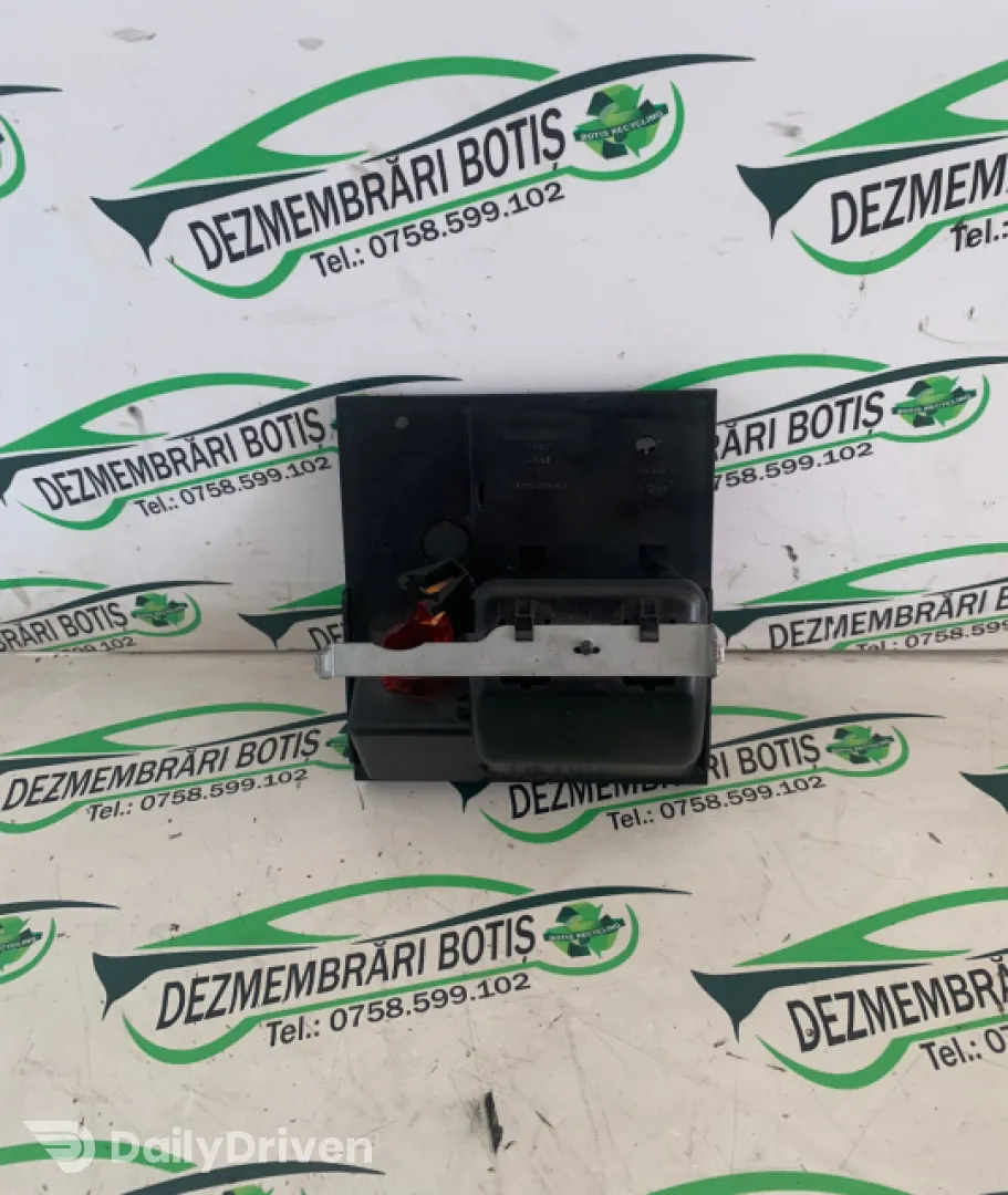 Scrumiera 1J0 857 961 G 1J0 857 961 G Volkswagen VW Golf 4 [1997 - 2006] Hatchback 5-usi 1.4 MT (75 hp)