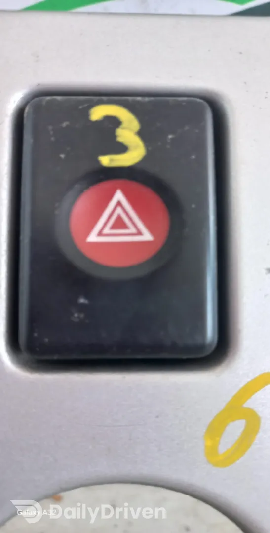 Buton avarie Dacia Logan  [2004 - 2008] Sedan 1.5dci MT (65hp)