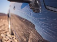 Ce culoare de mașină ascunde cel mai bine zgârieturile și imperfecțiunile