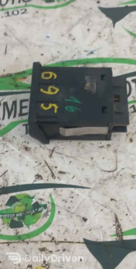 Buton incalzire scaune fata Skoda Octavia  [1996 - 2000] Liftback 5-usi 1.9 TDI MT (110 hp)