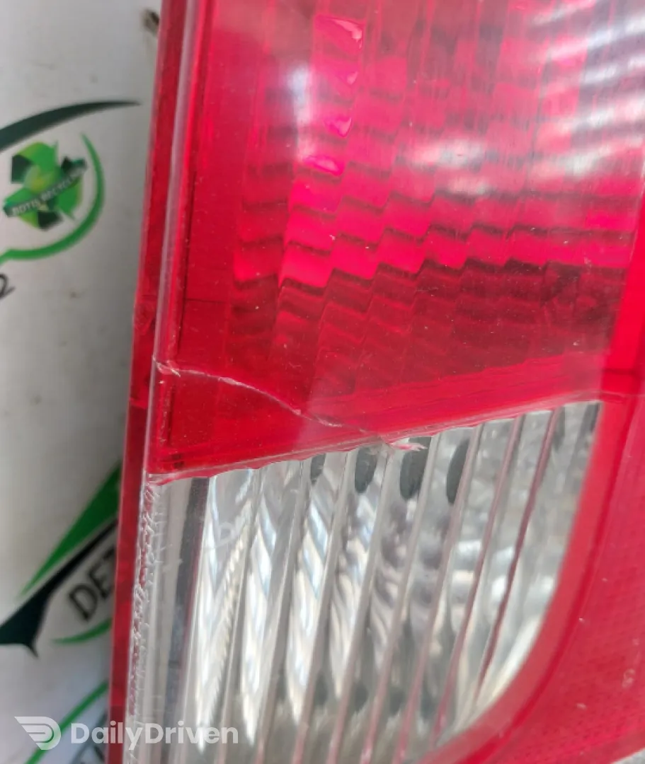 Lampa / Tripla stop dreapta pe aripa FISURAT ! Dacia Logan  [2004 - 2008] Sedan 1.4 MT (75 hp)