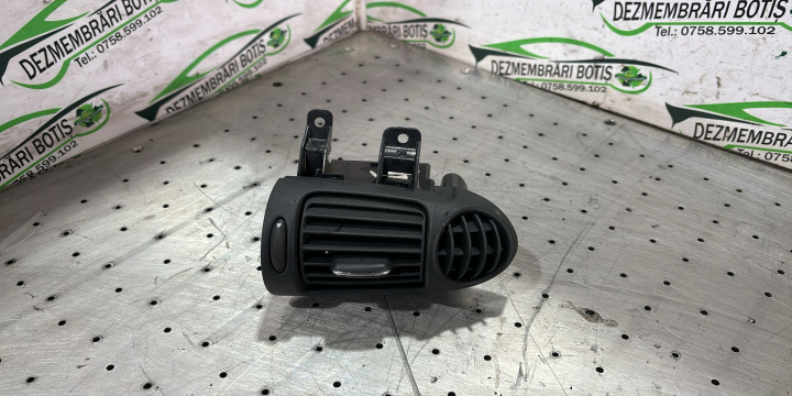 Grila ventilatie bord stanga Mercedes-Benz C-Class W203/S203/CL203 [2000 - 2004] Sedan 4-usi C 220 CDI MT (143 hp)