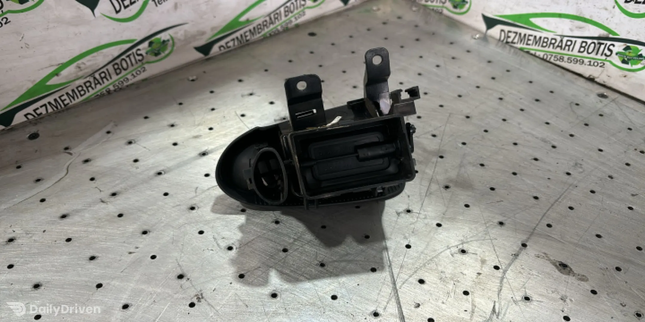 Grila ventilatie bord stanga Mercedes-Benz C-Class W203/S203/CL203 [2000 - 2004] Sedan 4-usi C 220 CDI MT (143 hp)