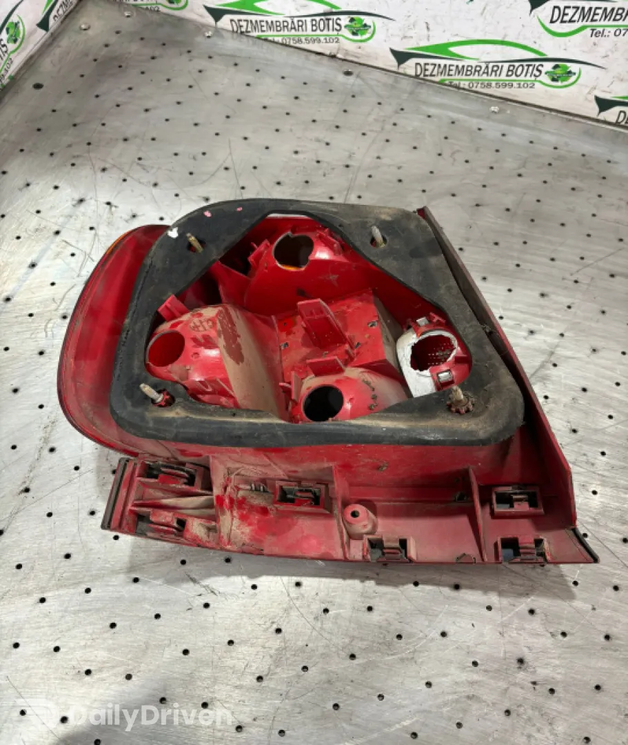 Lampa / Tripla stop dreapta pe aripa Audi A4 B5 [1994 - 1999] Sedan 1.6 MT (101 hp)