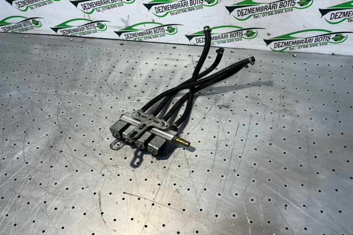 Rampa injectoare . Ford Focus  [1998 - 2004] Hatchback 3-usi 1.6 MT (101 hp)