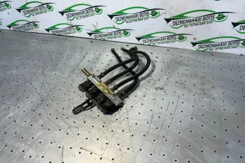 Rampa injectoare . Ford Focus  [1998 - 2004] Hatchback 3-usi 1.6 MT (101 hp)