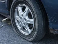 Come cambiare una gomma forata: guida completa passo-passo