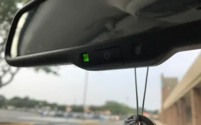 Butonul de pe oglinda retrovizoare: cum funcționează modul zi/noapte
