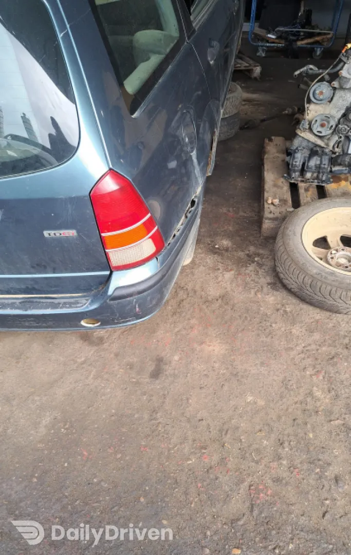Far dreapta Ford Focus  [1998 - 2004] wagon 5-usi 1.8 MT (116 hp)