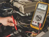 Hur kontrollerar du bilens generator korrekt