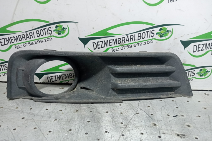 Grila proiector stanga Ford Focus 2 [2004 - 2008] wagon 5-usi 1.6 TDCi MT (109 hp)