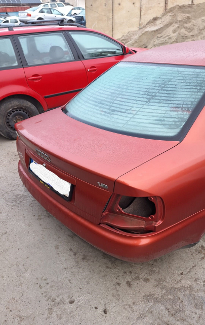 Dezmembram Audi A4 B5 [1994 - 1999] Sedan 1.6 MT (101 hp) COD CULOARE Y3Z