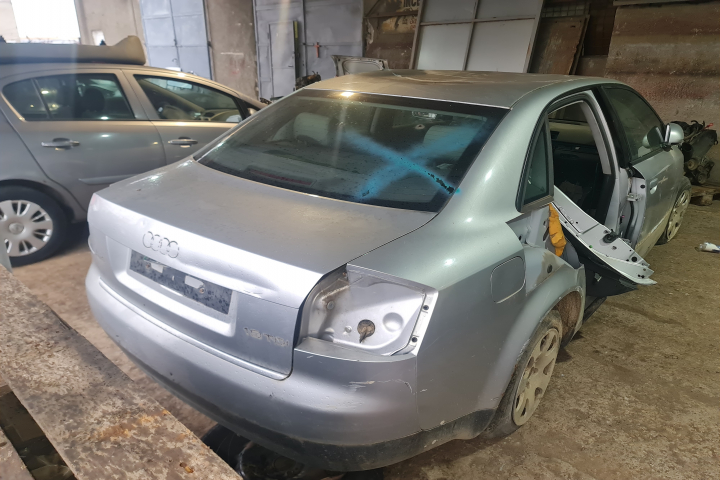 Dezmembram Audi A4 B6 [2000 - 2005] Sedan 1.9 TDI 5MT (130 hp)