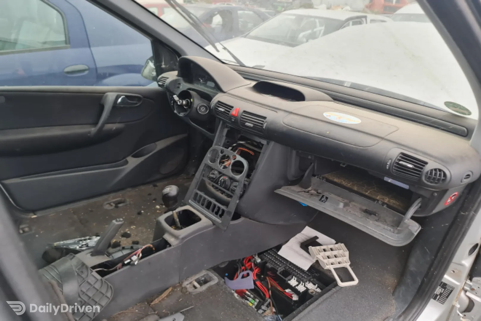 Dezmembram Mercedes-Benz Vaneo W414 [2001 - 2005] Minivan 1.6 MT (82 hp)