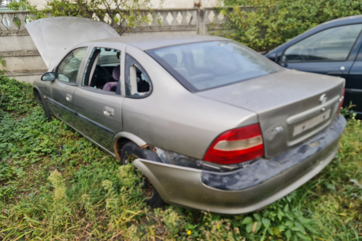 Dezmembram Opel Vectra B [1995 - 1999] Sedan 4-usi 1.7 TD MT (82 hp)