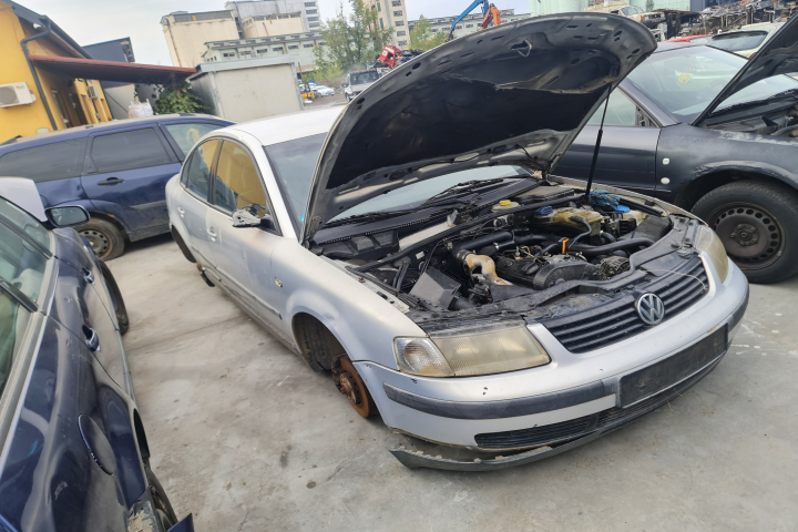 Dezmembram Volkswagen VW Passat B5 [1996 - 2000] Sedan 4-usi 1.9 TDI MT (90 hp)