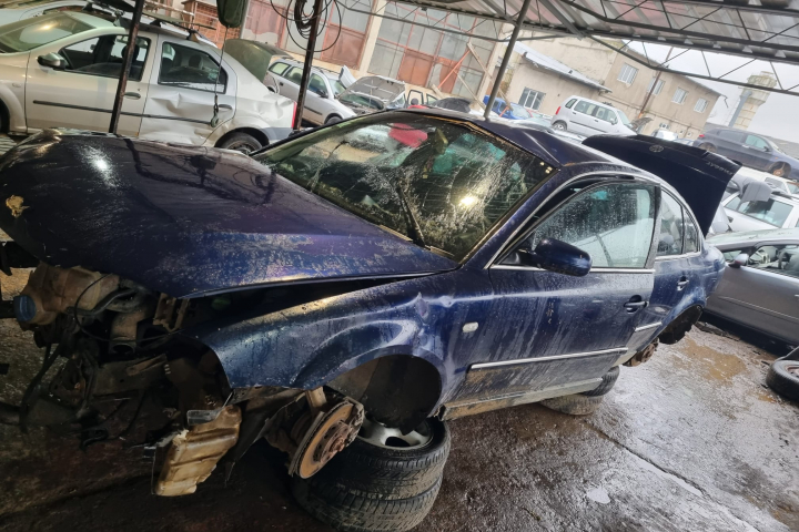 Dezmembram Volkswagen VW Passat B5.5 [facelift] [2000 - 2005] Sedan 1.9 TDI 4Motion 6MT (130 hp)