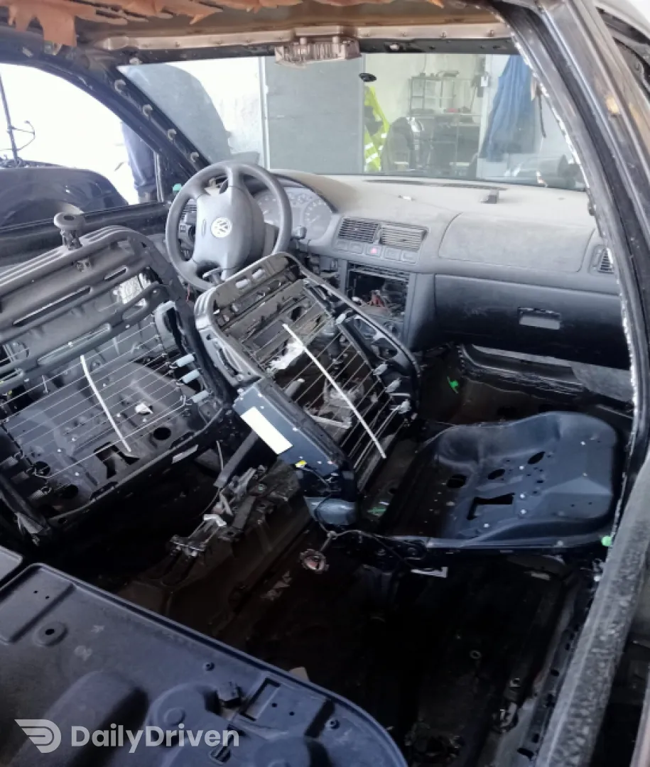 Dezmembram Volkswagen VW Golf 4 [1997 - 2006] wagon 1.4 MT (75 hp)