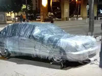 Spaniolii recurg la măsuri inedite: mașini înfoliate și legate de stâlpi pentru a face față inundațiilor