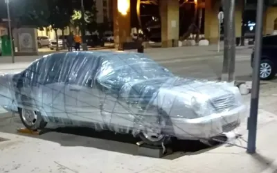 Spaniolii recurg la măsuri inedite: mașini înfoliate și legate de stâlpi pentru a face față inundațiilor