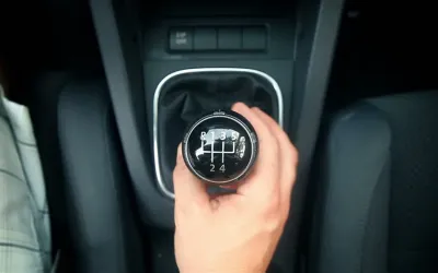 Línea roja del tacómetro: qué pasa al exceder la rpm máxima