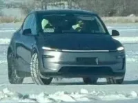 Noul Tesla Model Y : SUV-ul a fost surprins fără camuflaj