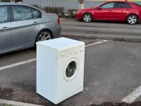 Loc de parcare blocat cu o mașină de spălat în București – gest inedit sau revoltător?