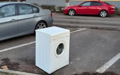 Loc de parcare blocat cu o mașină de spălat în București – gest inedit sau revoltător?