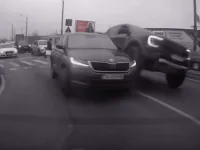 Incident șocant în Timișoara: Un șofer cu un Ford Raptor a încercat să „urce” peste o Skoda, iar polițiștii au aplicat amenzi de mii de lei