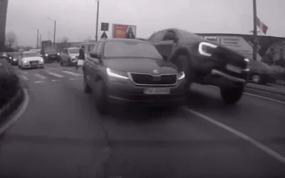 Incident șocant în Timișoara: Un șofer cu un Ford Raptor a încercat să „urce” peste o Skoda, iar polițiștii au aplicat amenzi de mii de lei