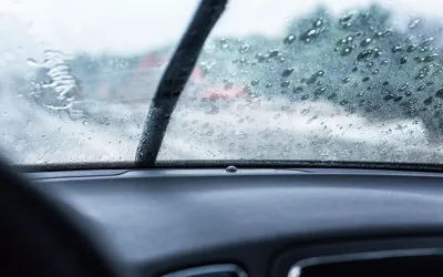 De ce se aburește parbrizul pe interior când plouă?