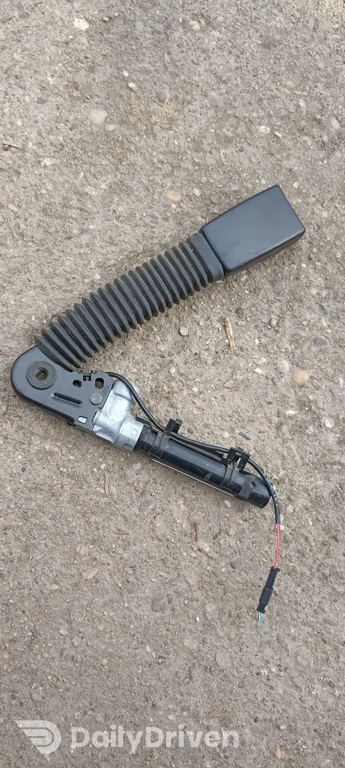 Pretensioner capsa centura stanga fata BMW Seria 5 F07 F10 F11, 9115305