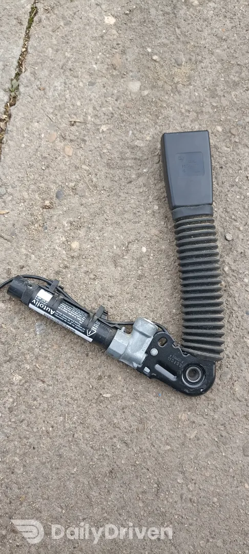 Pretensioner capsa centura stanga fata BMW Seria 5 F07 F10 F11, 9115305