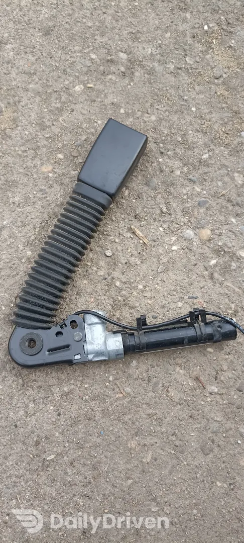 Pretensioner capsa centura stanga fata BMW Seria 5 F07 F10 F11, 9115305