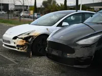 🔥 Atac asupra mașinilor electrice! 12 Tesla incendiate intenționat în Franța – Ce se întâmplă?
