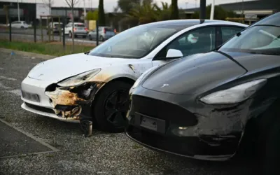 🔥 Atac asupra mașinilor electrice! 12 Tesla incendiate intenționat în Franța – Ce se întâmplă?