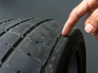 Anvelopa care nu poate fi perforată: revoluția care elimină penele de cauciuc