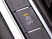 Sistemul Start-Stop la Mașini: Util sau Doar o Funcție Iritantă în 2025?