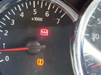 La spia zigzag di Dacia: significato e gravità quando si accende sul cruscotto