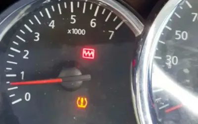 Dacias zig-zag-lys i instrumentbrættet: betydning og alvor