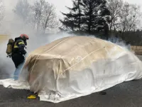 Pompierii din Washington folosesc pături speciale pentru stingerea Incendiilor la Mașinile Electrice